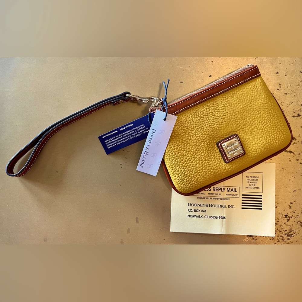 DOONEY & BOURKE Pebble Grain Medium Wristlet New with Tags! MUSTARD ZR08B MT